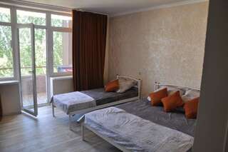 Отели типа «постель и завтрак» номер в пансионате Chebinenko Четырехместный номер с балконом-5